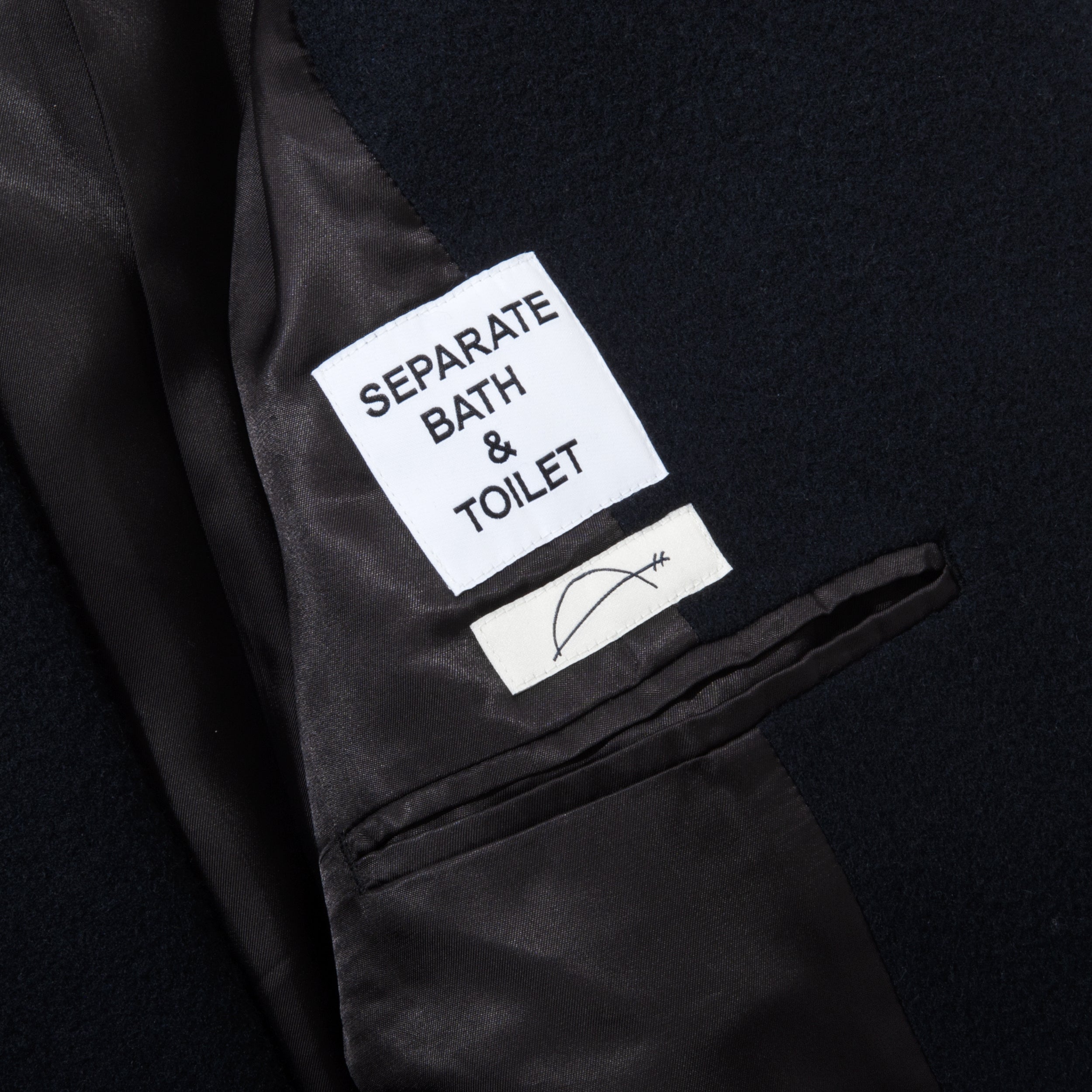 コート – SEPARATE BATH & TOILET